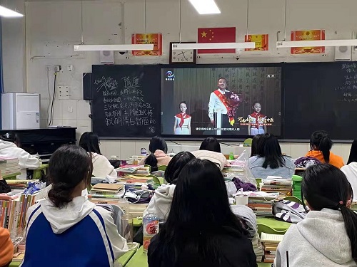 2020级设计3班学生们认真收看直播