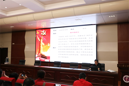 郑州艺术幼儿师范学校党委委员、副校长窦亮为大家上党课