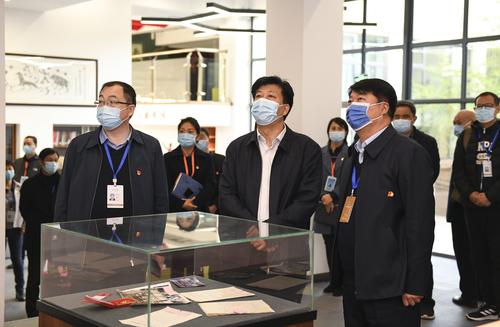在校史馆了解学校发展历程