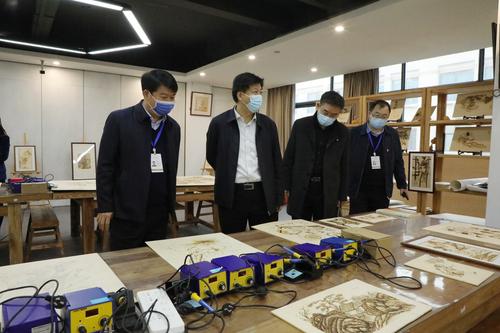 参观烙画实训室
