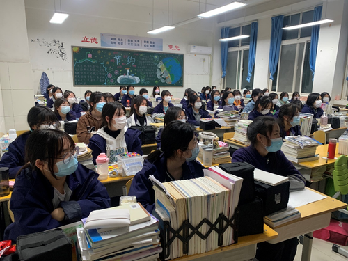 各班级学生认真听讲并记录知识点