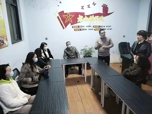 学生处主任郑丹向班主任强调学生心理疏导工作的重要性