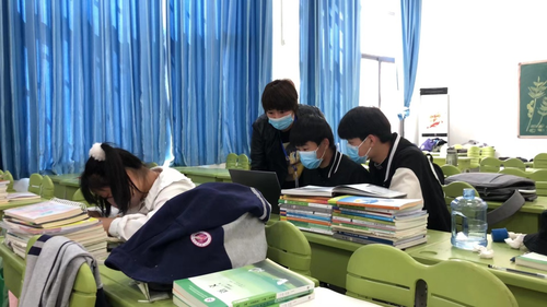 王艳芬老师和学生家长视频通话报平安