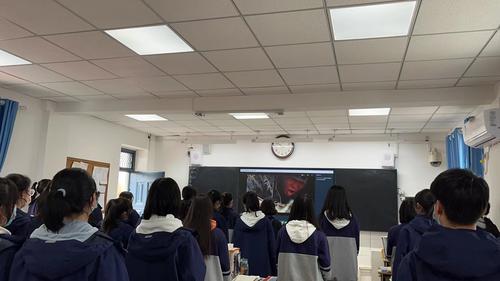 班级组织学习英雄事迹