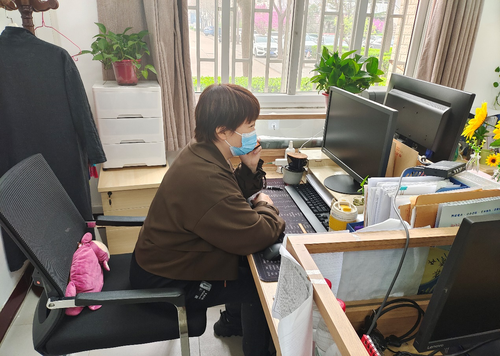 班主任王艳芬接到学生所在社区打来的电话