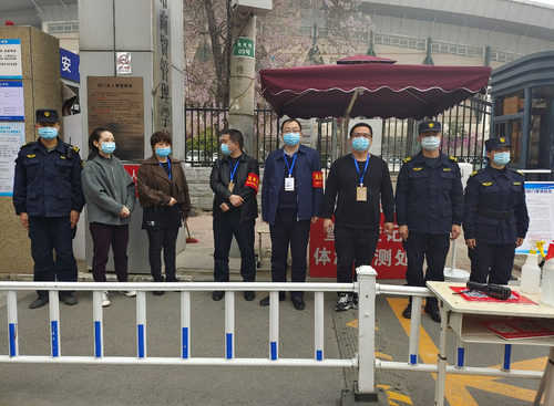 值班领导在校门口保障学生有序离开学校