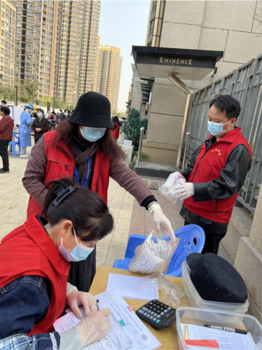 教师陈冠莲协助社区做人员信息登记
