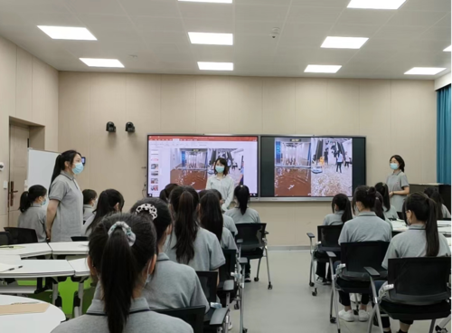 岳静老师向学生讲述郑州抗洪英雄事迹