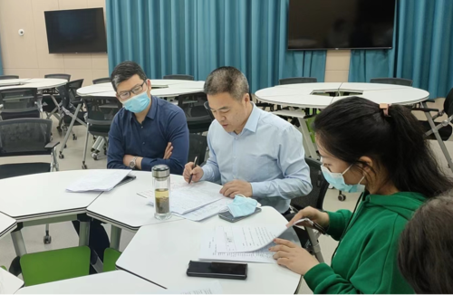 汇报结束后评委进行点评并提出建议