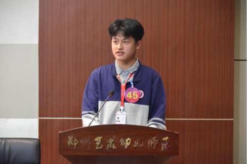 45号竞选选手进行国旗班负责人竞选演讲答辩
