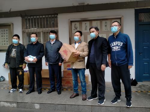 校领导和中层干部给三保人员发放防疫物资