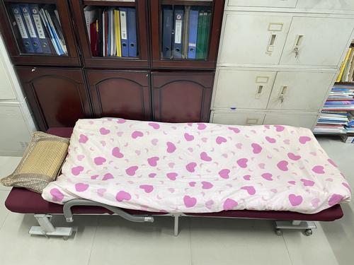 老师们在办公室搭建的临时床铺