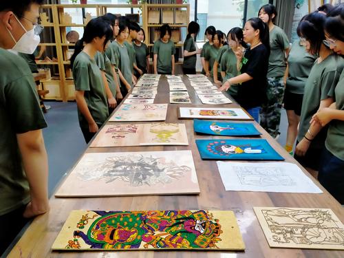 6.为学生讲解木版年画和版画的不同技艺