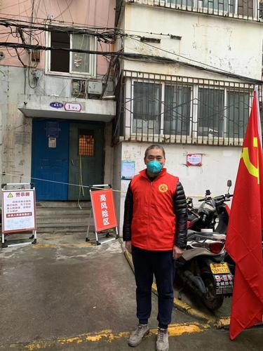 1.党员志愿者朱红伟在下沉社区服务