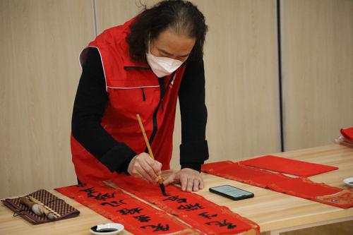 4孟建军老师为花园村社区居民书写春联