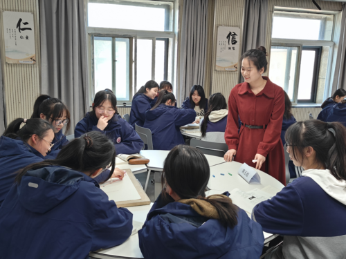 7.郑艺菲老师引导学生讨论椭圆