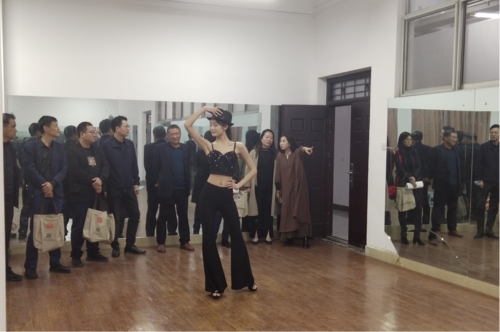 专家组实地查看服装表演专业实训基地建设