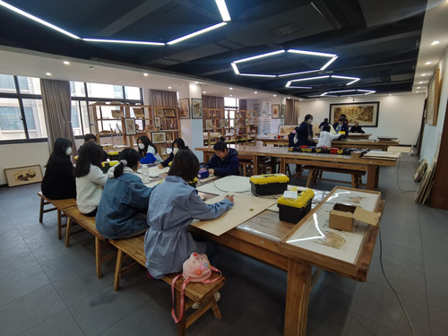 学生在烙画实训室上课