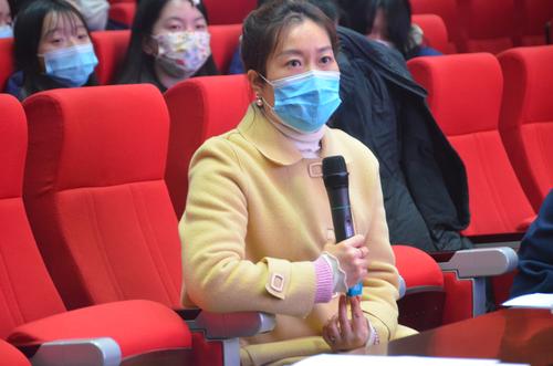 评委老师提问竞选学生答辩环节