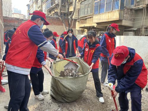 5“小红帽”志愿者打扫社区卫生，清洁家园