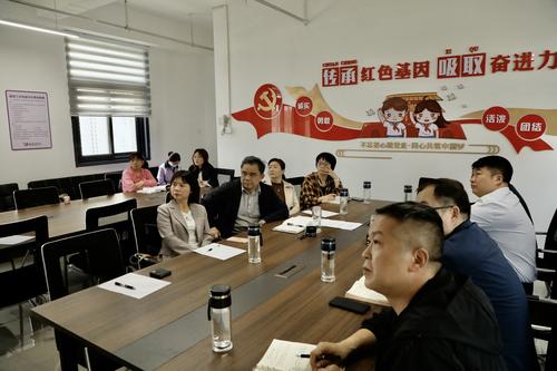 3参会领导认真聆听