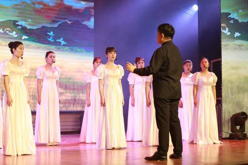 4校若兰女声合唱团演唱《我爱你中国》