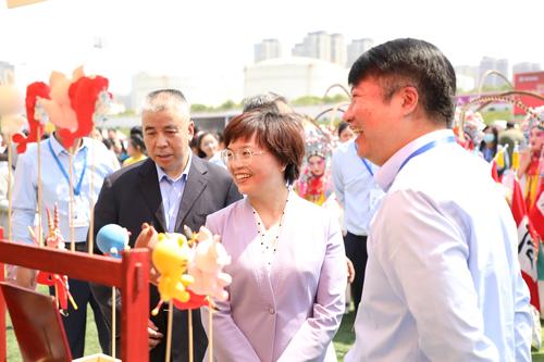 9.视察郑州艺术幼儿师范学校成果展示