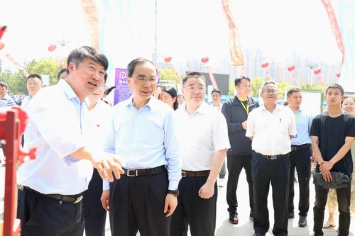 1.中共河南省委教育工作委员会专职副书记尹洪斌视察郑州艺术幼儿师范学校特色教育成果