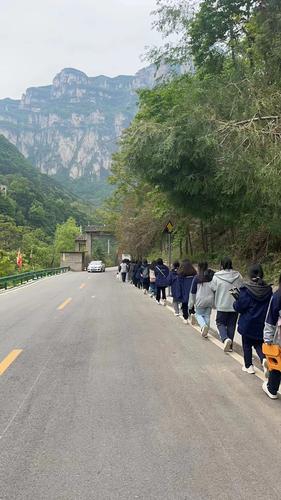 2学生们排着整齐的队伍前往写生地点