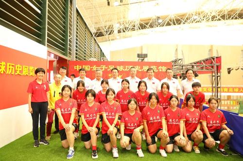 9.与运之杰女子足球队合影