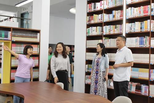 图1 带领老师们参观智慧图书馆