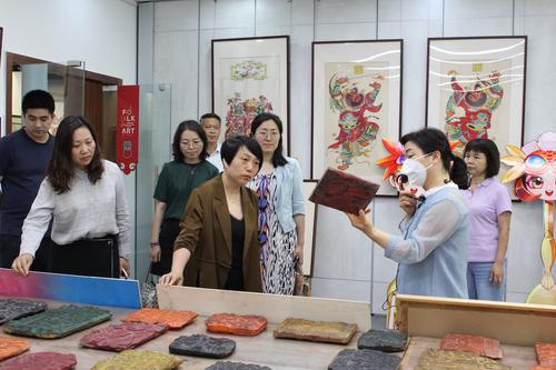 图4 讲解开封朱仙镇木版年画