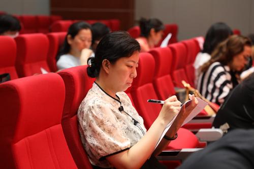 7.与会代表教职工代表认真阅读文件