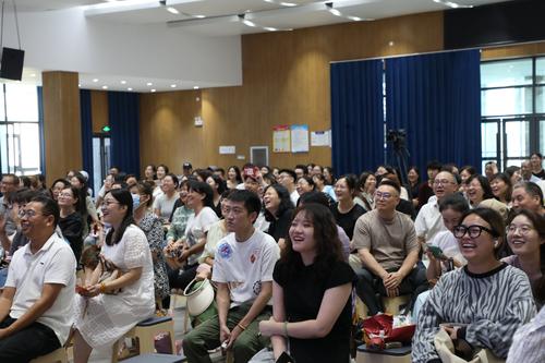 8现场欢声笑语，掌声雷动