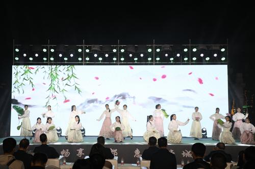 4舞蹈《小池》生动展现“以清为韵，以荷为美，以廉为荣”的良好风尚
