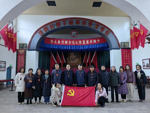 8.在中共中央七大旧址留念