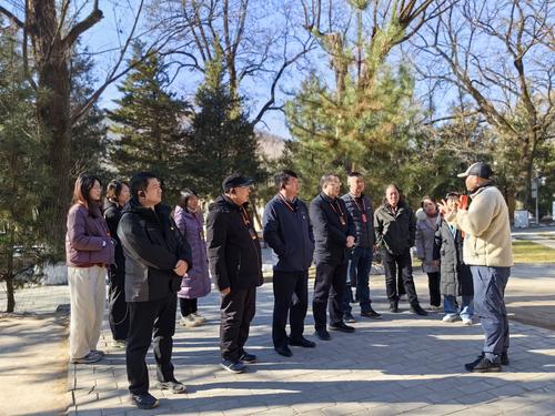 9.在枣园革命旧址聆听整风运动往事