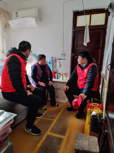 3宋志强带队到社区困难群众家中慰问