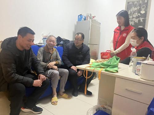 4党委副书记段红军慰问帮扶群众健康情况