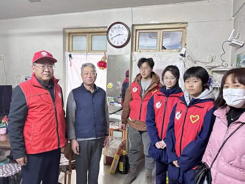 5副校长李留群带领学生到老人家中慰问