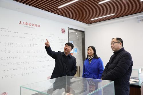 7一行人参观学校校史馆