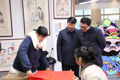 6.宋志强陪同专家组成员查看实训基地