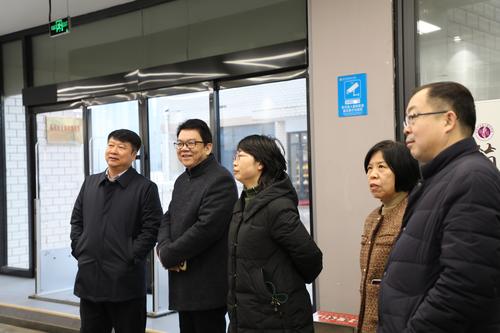 7.宋志强陪同专家组成员查看实训基地