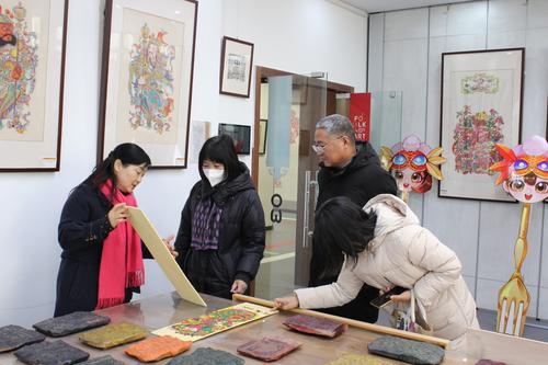 2实训处主任朱冬梅展示“新技艺”木版年画《纸浆画》