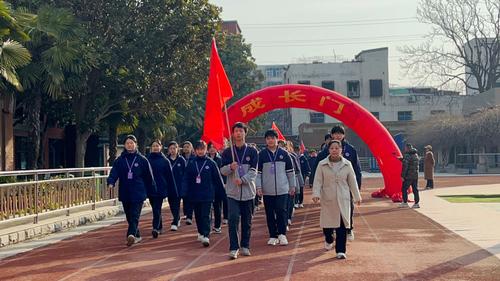 2.高三学生方队走过“成长门”