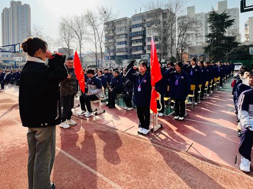 9.高三学生在班主任的带领下庄严宣誓2