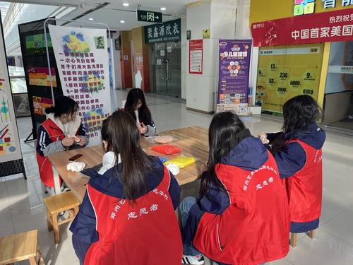 3.郑州艺术幼儿师范学校学子提前准备展示作品