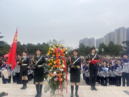 6郑州艺术幼儿师范学校向烈士敬献花篮