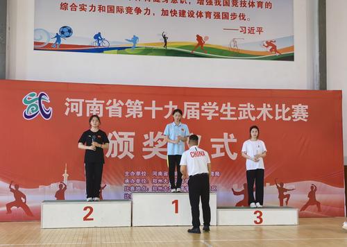 2卢阿玉同学代表学校领取团体冠军奖