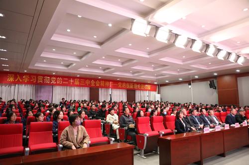 4郑州艺术幼儿师范学校师生认真聆听